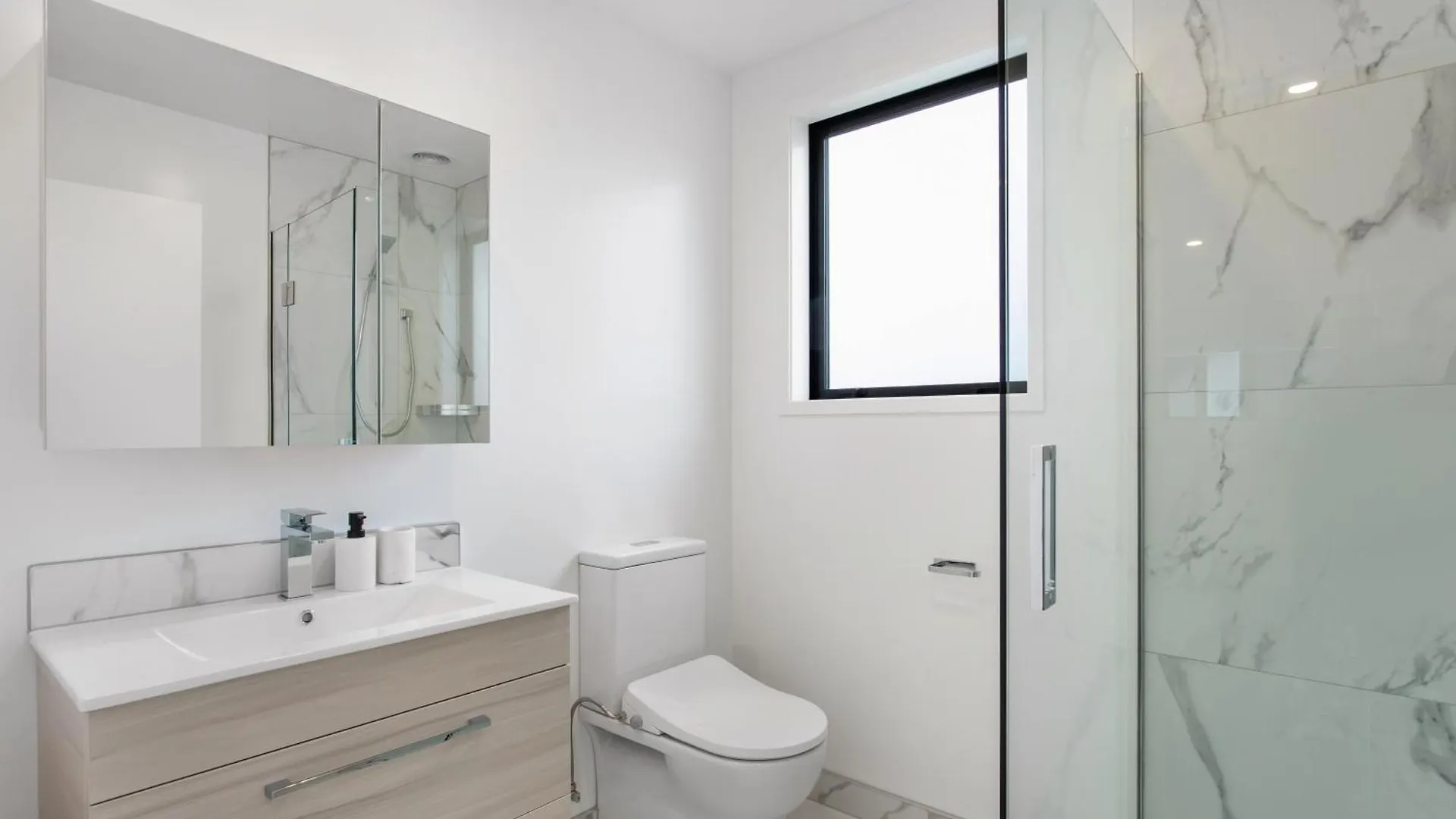 Prime Location Cosy Warm Free Off Street Park Apartment Addington