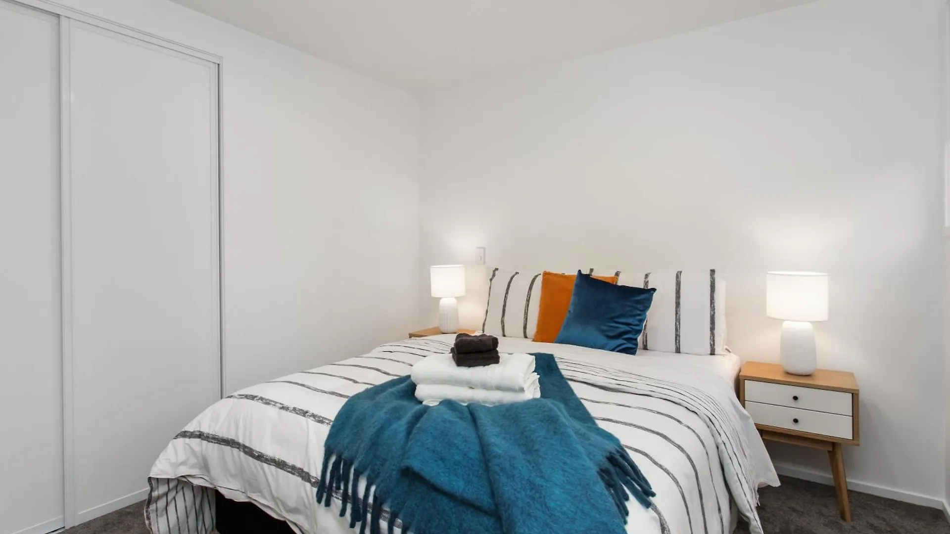 Prime Location Cosy Warm Free Off Street Park Apartment Addington